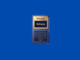 Foto da maquininha de cartão SafraPay Mini sobre um fundo azul escuro
