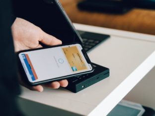 Foto de uma mão segurando um celular com link na tela simbolizando o tema Link de pagamento
