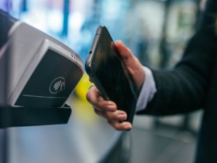 Pagamento por aproximação (NFC): saiba o que é e como receber nas maquininhas de cartão?