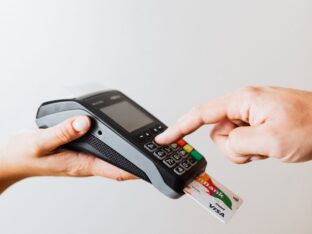 Foto de pessoa passando cartão de crédito na maquininha para simbolizar o tema Parcelado emissor