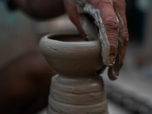 Foto de artesão fazendo cerâmica para simbolizar o tema Quem tem nome sujo pode abrir MEI