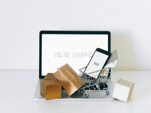 laptop representando e-commerce e ideias de nomes para loja virtual