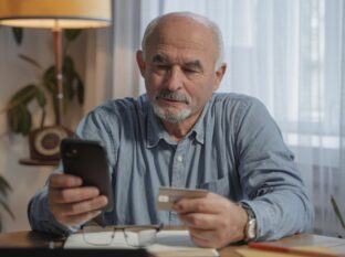 Homem pagando sua compra pelo celular usando o link de pagamento com recebimento na hora